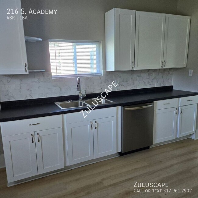 Building Photo - HALF OFF FIRST MONTH RENT....216 S. Academ...