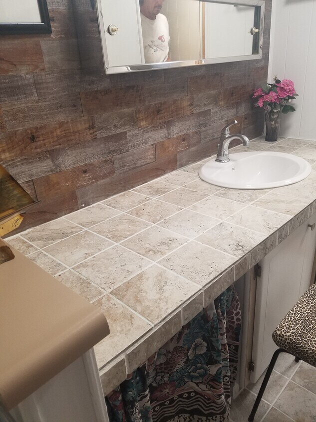 Bath vanity - 30531 Francis St