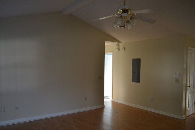 Building Photo - Home For Rent