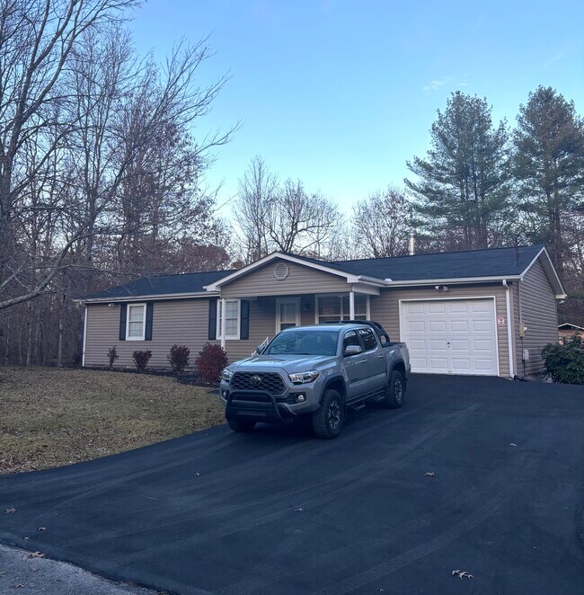 Building Photo - 1015 Katta Trce