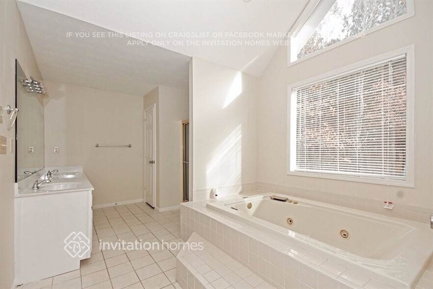 Building Photo - 1480 Meadow Oak Dr