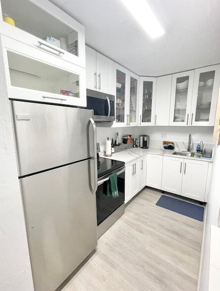 Building Photo - 3000 Riomar St