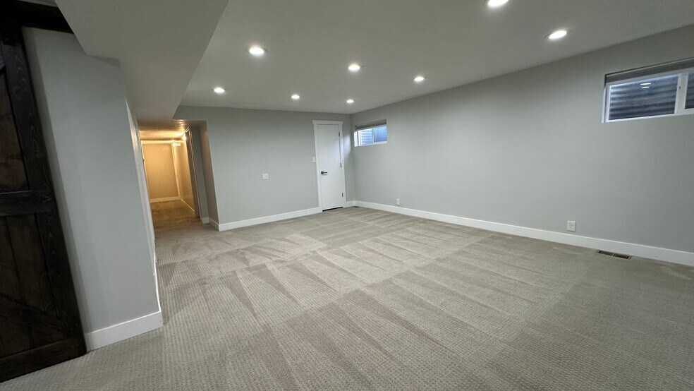 Building Photo - 894 E 840 N