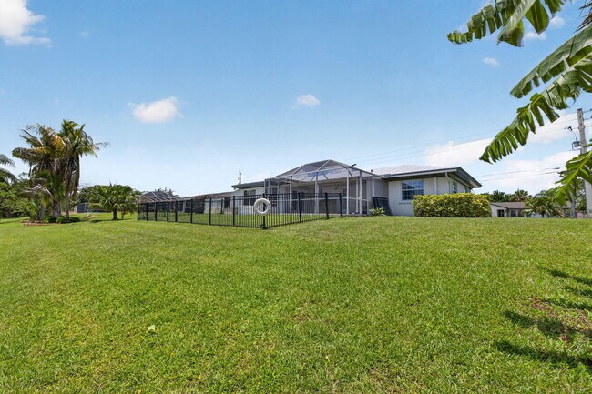 Building Photo - 416 SE Naranja Ave