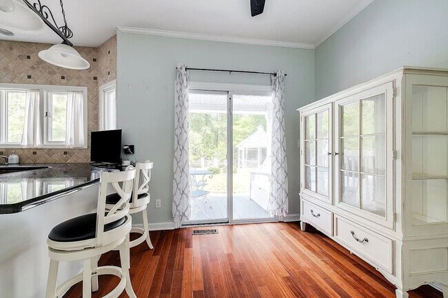 Building Photo - Stunning 4 Bed, 3 Bath Home with Pool in E...