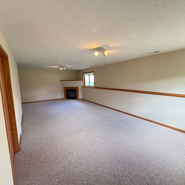 Building Photo - Large 3 bedroom duplex - move in ready!