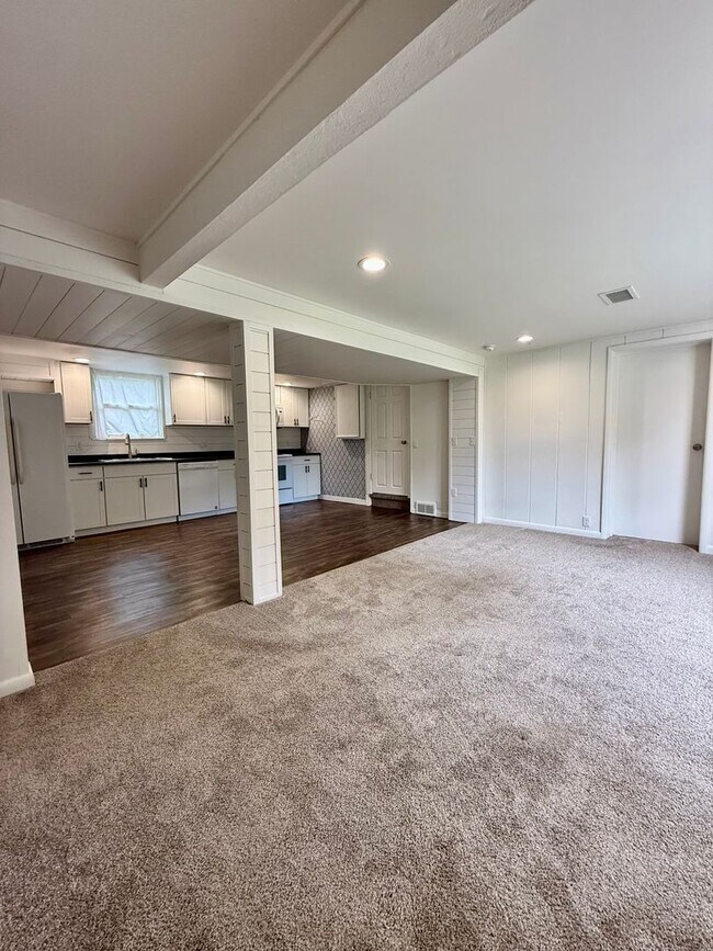 Building Photo - Four Bedroom Home in Kalamazoo