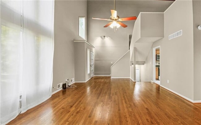 Building Photo - 3950 Lookout Point Dr