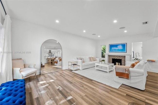 Building Photo - 5236 Pine Tree Dr