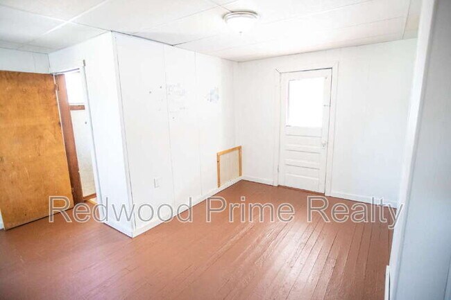 Building Photo - 901 Coleman Ave