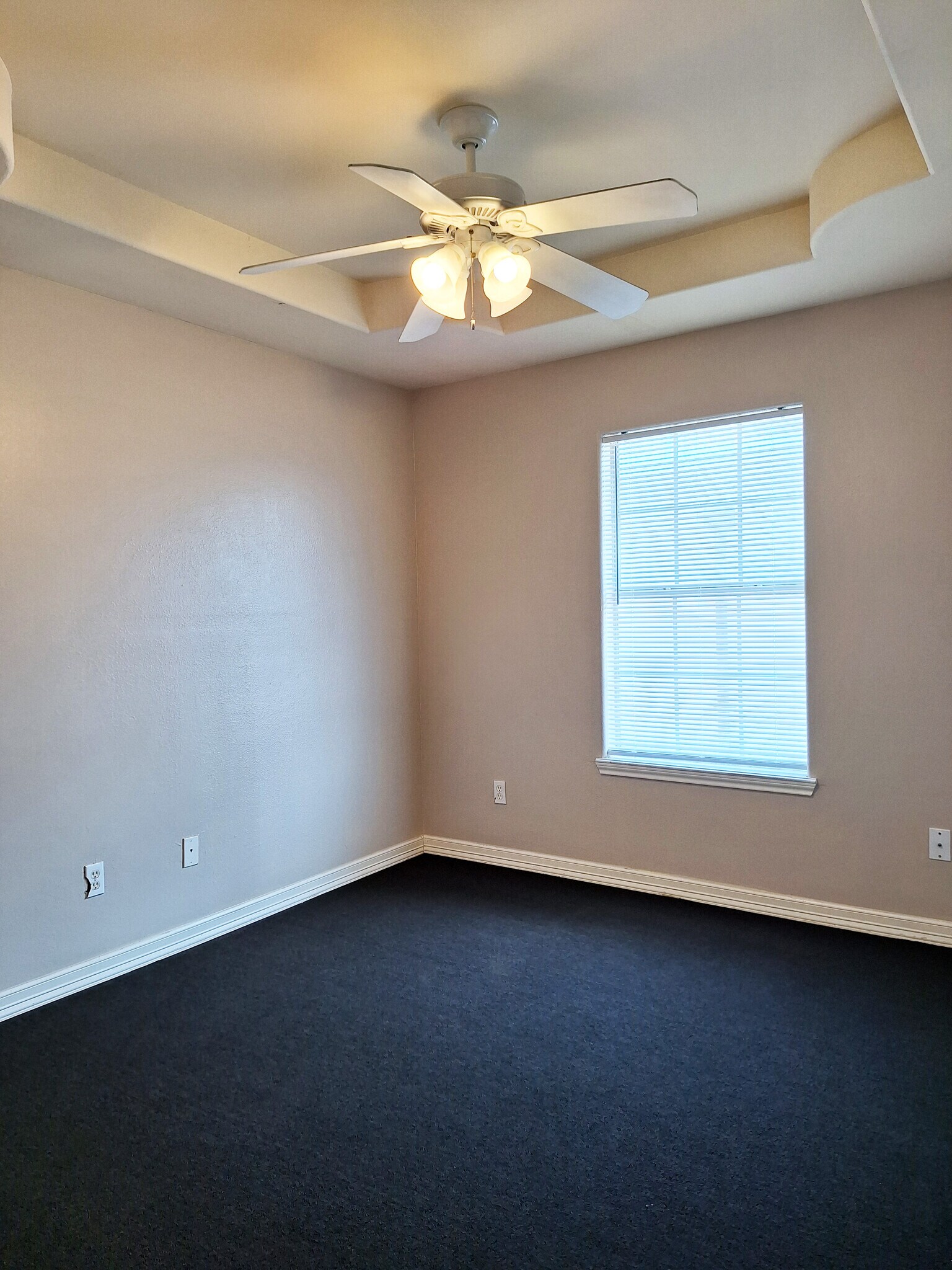 Building Photo - 1907 Maria Isabel Dr