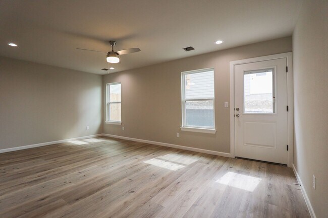Building Photo - 216 N Cleveland Ave
