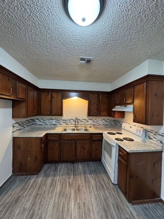 Building Photo - 2 bed one bath duplex in Blanchard!