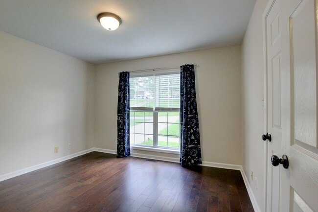 Building Photo - 3 bed 2 bath w sweet basement.  Go