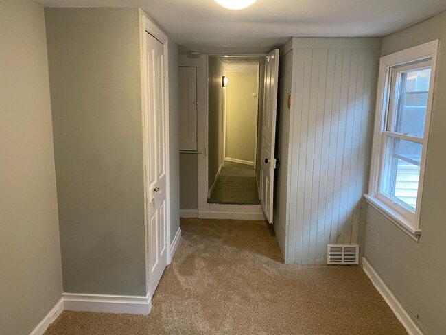Building Photo - Charming 2 Bedroom Home in Chestnut Hill!