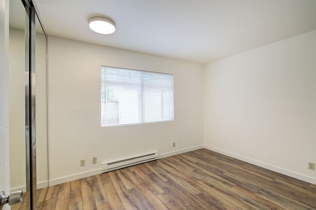 Building Photo - 2Bd/1Ba Issaquah Duplex