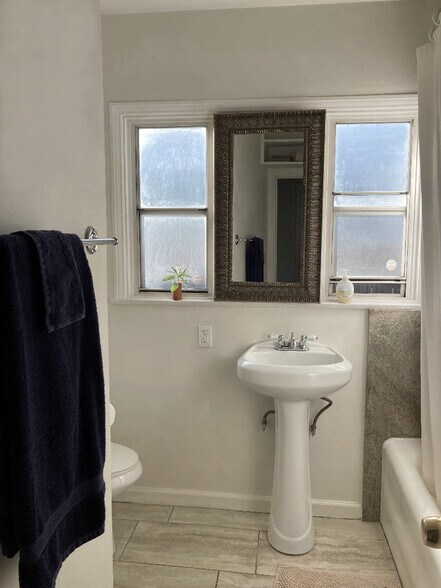 Bath - 832 Manzanita Ave