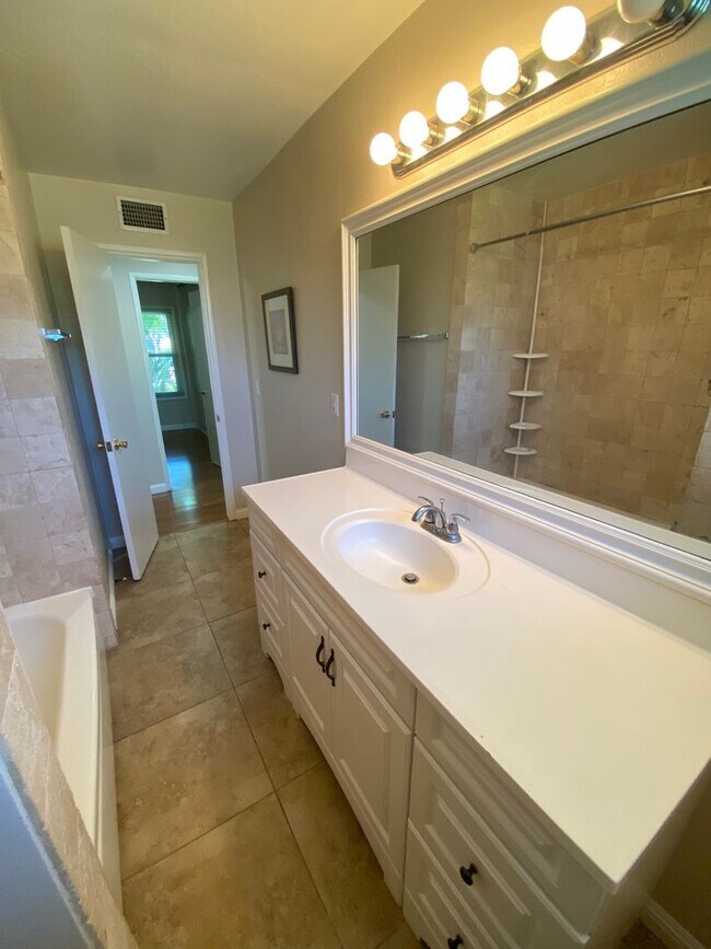 Building Photo - Remodeled 3 Bedroom Lakewood House For Rent-Ready For Move-in ASAP!