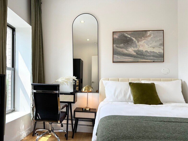 Building Photo - Furnished room/NOT APARTMENT