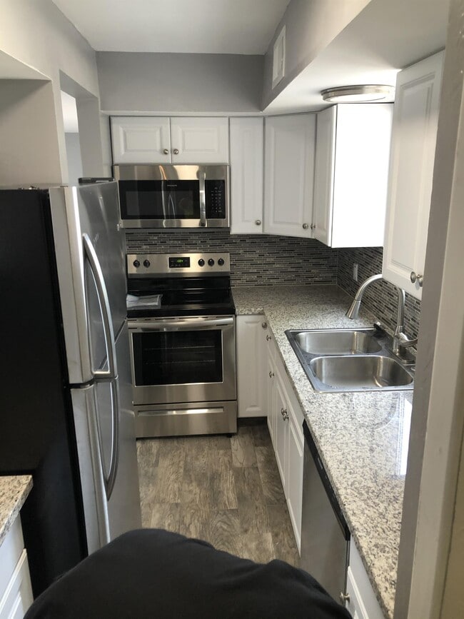 Building Photo - 2601 W Broadway Blvd