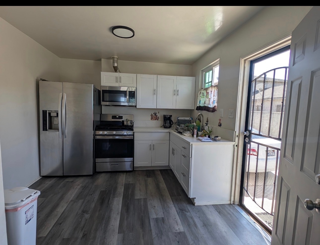 Building Photo - 946 S Fir Ave