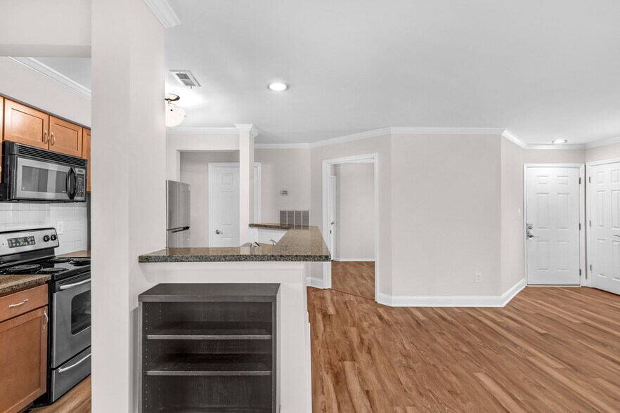 Dining View to bedroom entrance. - 2508 Cranbrook Ln