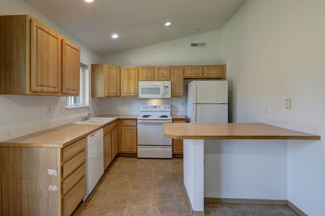 Building Photo - Charming 3 Bedroom Home Nestled Among the Trees in Bonney Lake – Spacious & Private