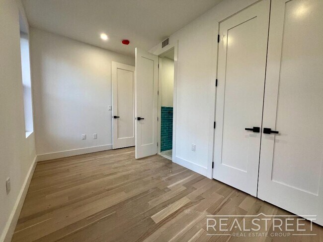 Building Photo - Brand new 4 Bed 3 Bath in Williamsburg