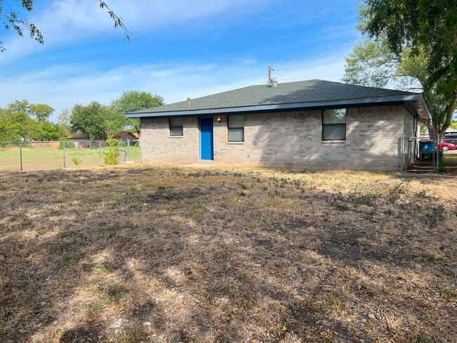 Building Photo - 306 Sun Flower Dr