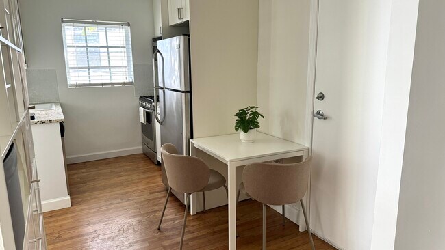 Building Photo - Beachgardens Condo - Unit 8