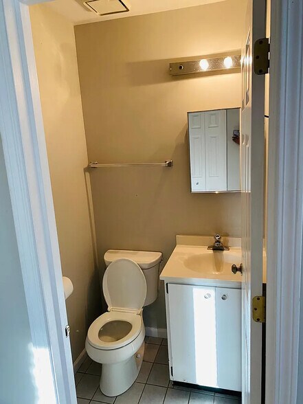 Building Photo - 2630 College Hill Cir