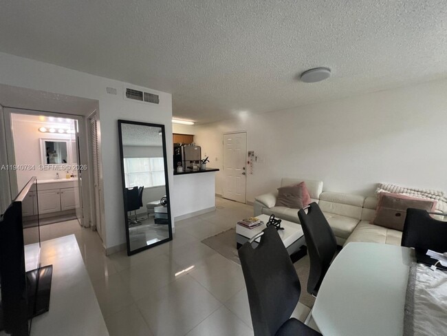 Building Photo - 550 S Park Rd