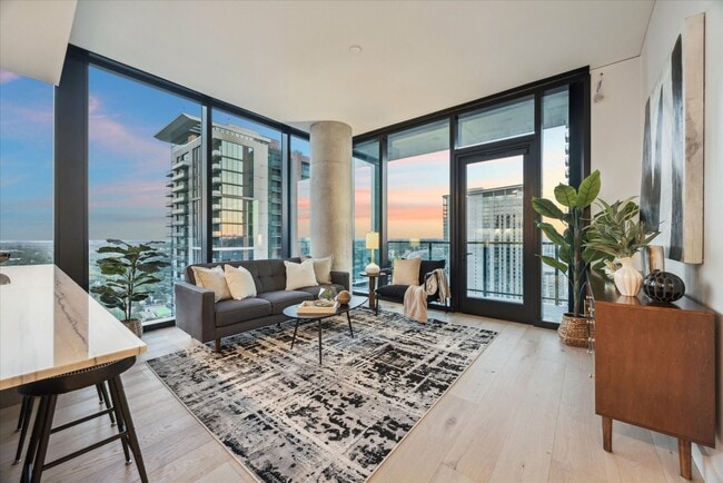 Building Photo - 610 Davis St