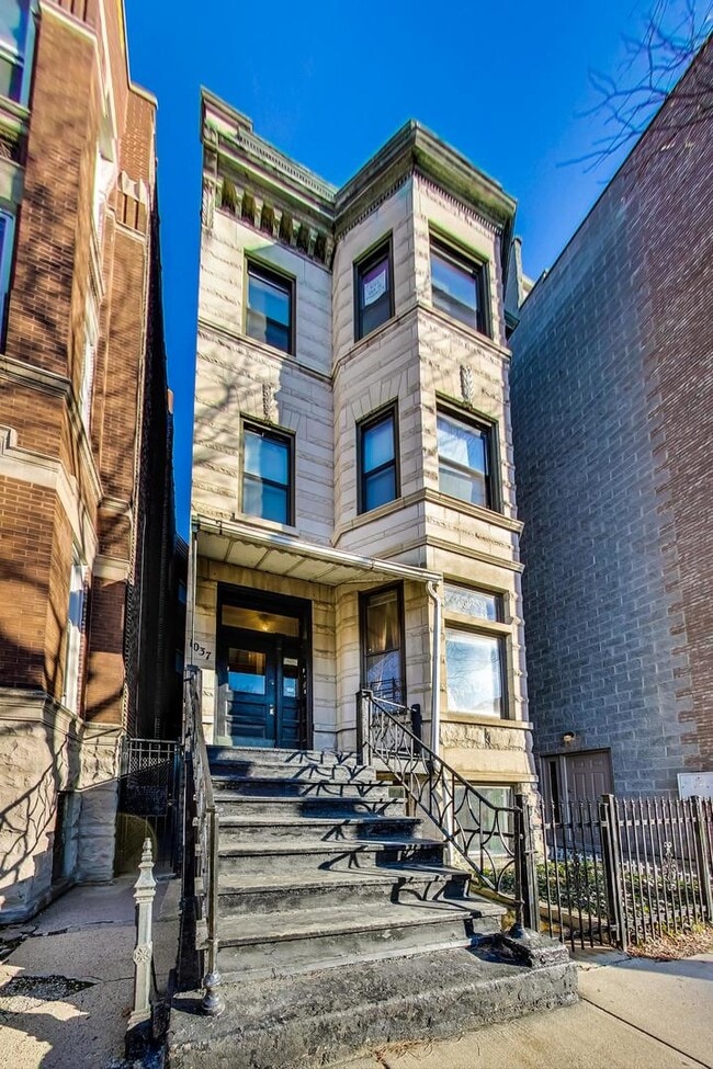 Building Photo - 1037 N Damen Ave.