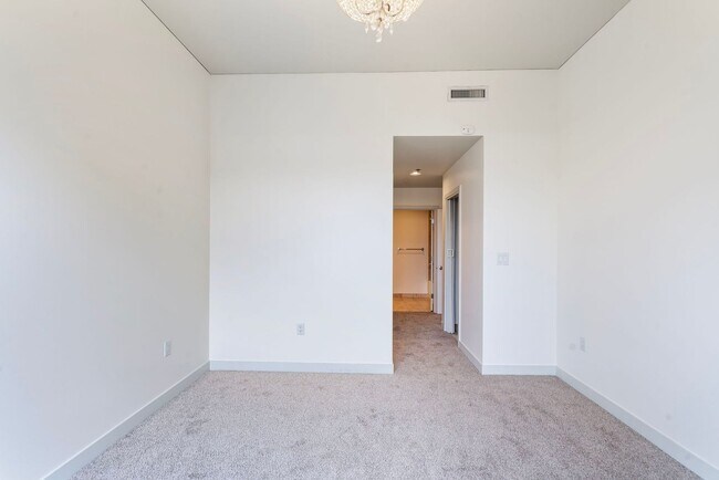 Building Photo - Park Place - 1 bed/1.5 bath/bonus room - Pearl District Condo w/NEW paint/bedroom carpet/parking/...