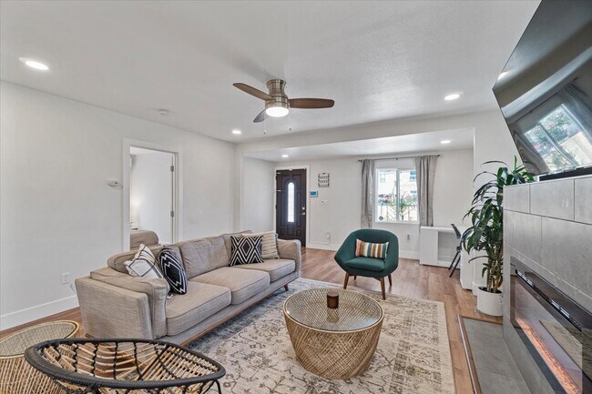 Building Photo - 5738 Ruthelen St