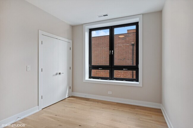 Building Photo - 3332 W Irving Park Rd
