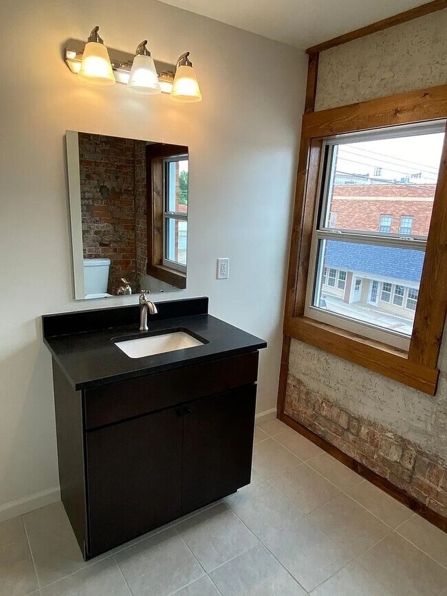 Building Photo - 114 E Harrison St