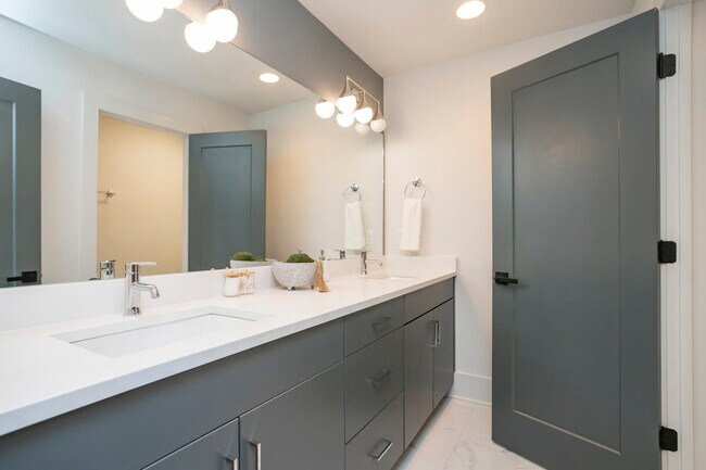 Building Photo - 400 33rd Ave N