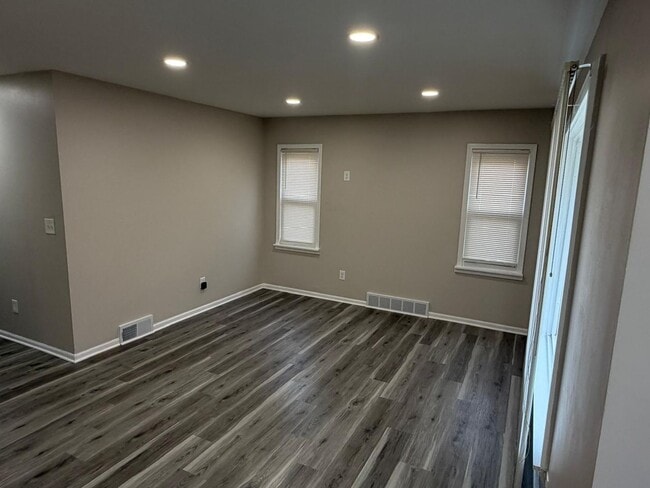 Building Photo - 3 Bedroom Renovated Ranch