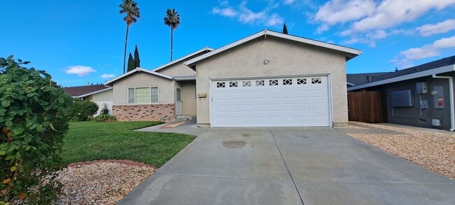 Building Photo - Wow this Charmer has 4 Bedrooms with 2 Primary Bedrooms w/Full Bathrooms