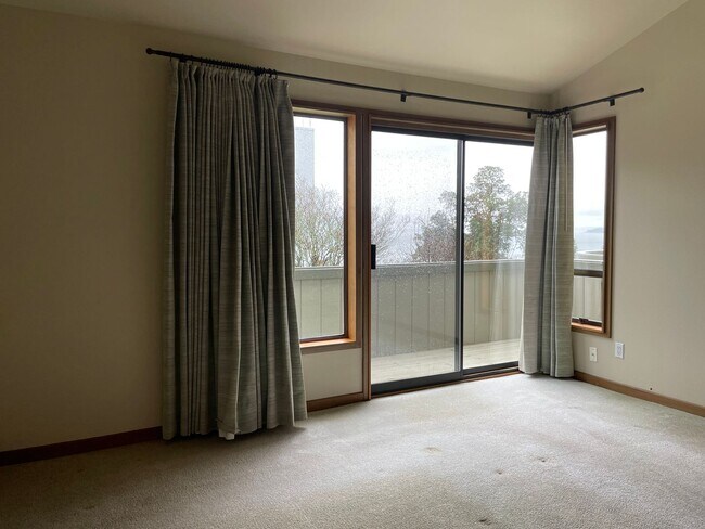 Building Photo - Magnolia Sound view home located near coveted Carleton park neighborhood