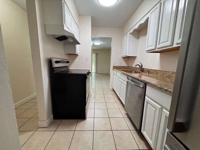 Building Photo - SW Gainesville Condo