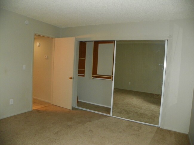 Building Photo - 2 Bedroom townhome with garage! Remodeled ...