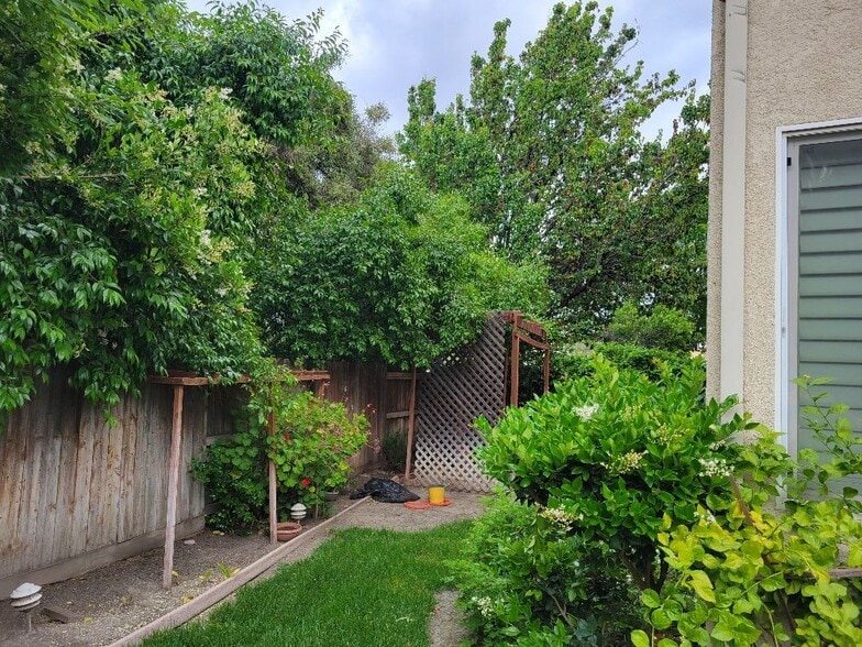 Building Photo - 1663 Eucalyptus Ct