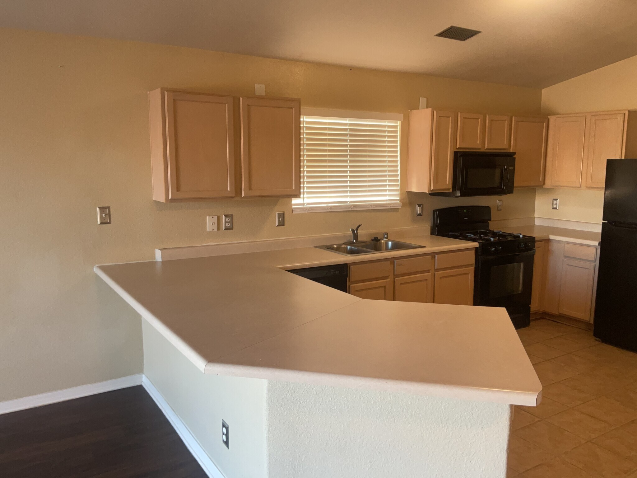 Building Photo - 625 Valley Meadows Dr NE