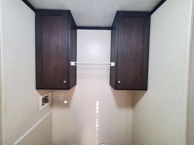 Building Photo - 6 Meadowlark Dr