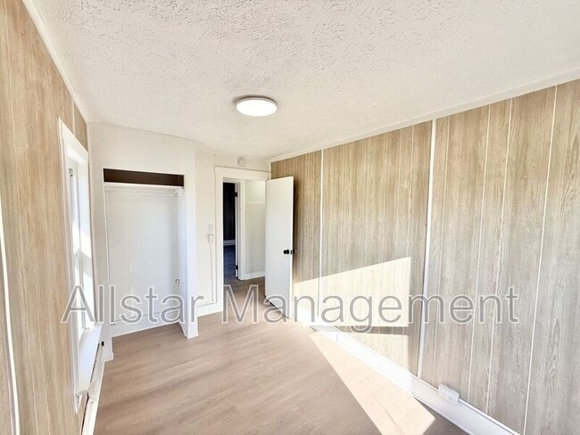 Building Photo - 924 Spring Ave NE