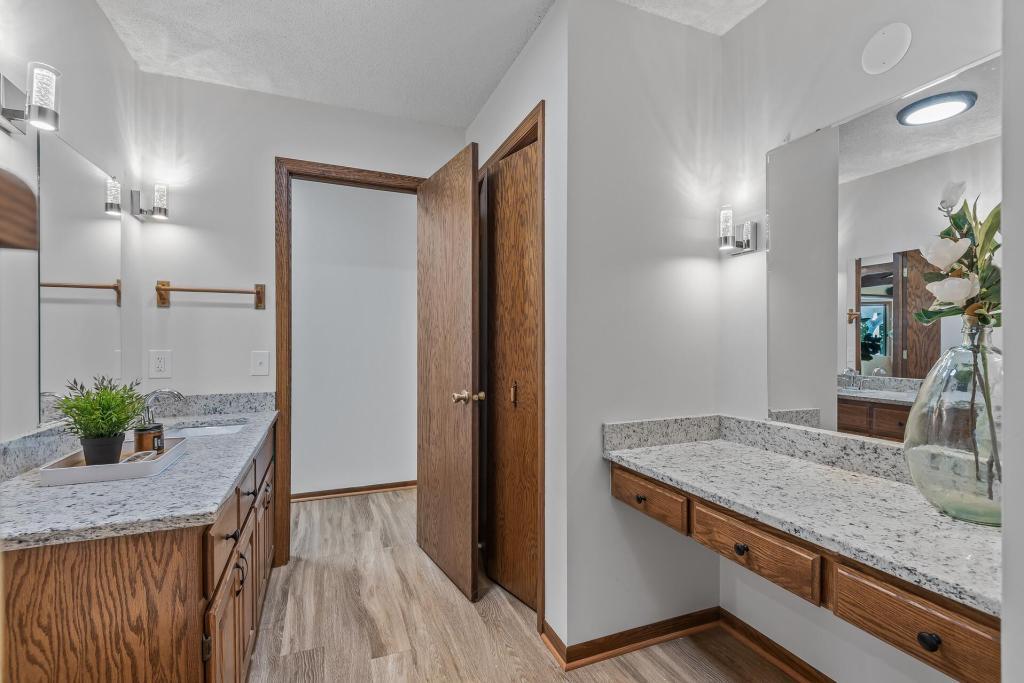 Building Photo - 833 Tyrol Ln