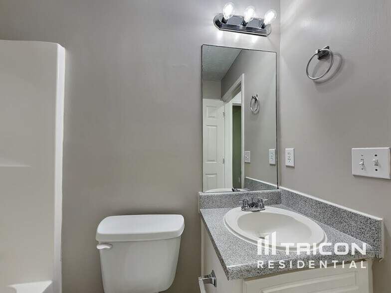 Building Photo - 714 Manor Ridge Dr